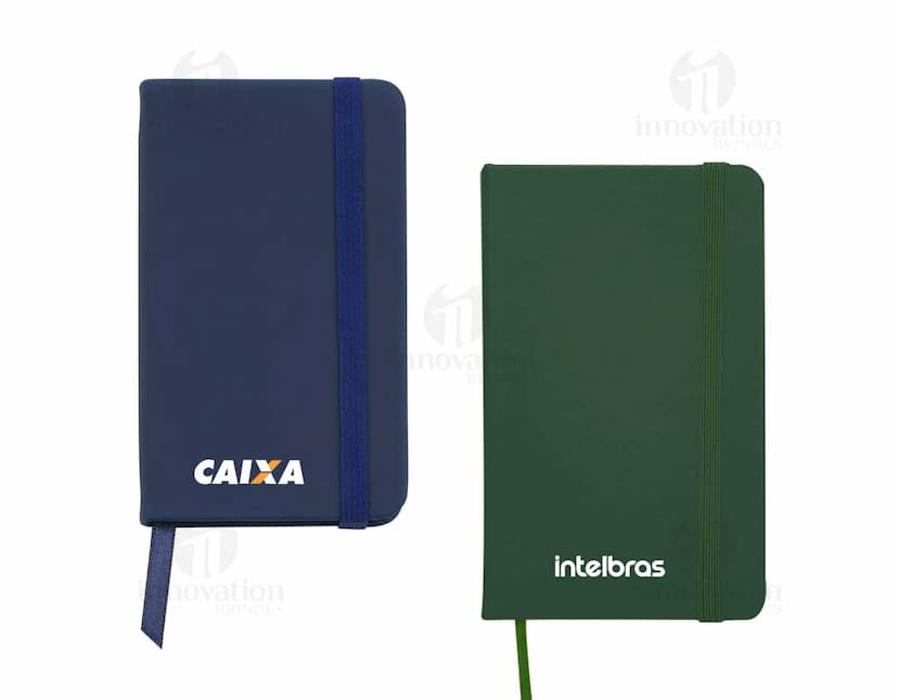 Caderneta emborrachada na cor verde com elástico para fechamento e marcador de página amarelo.