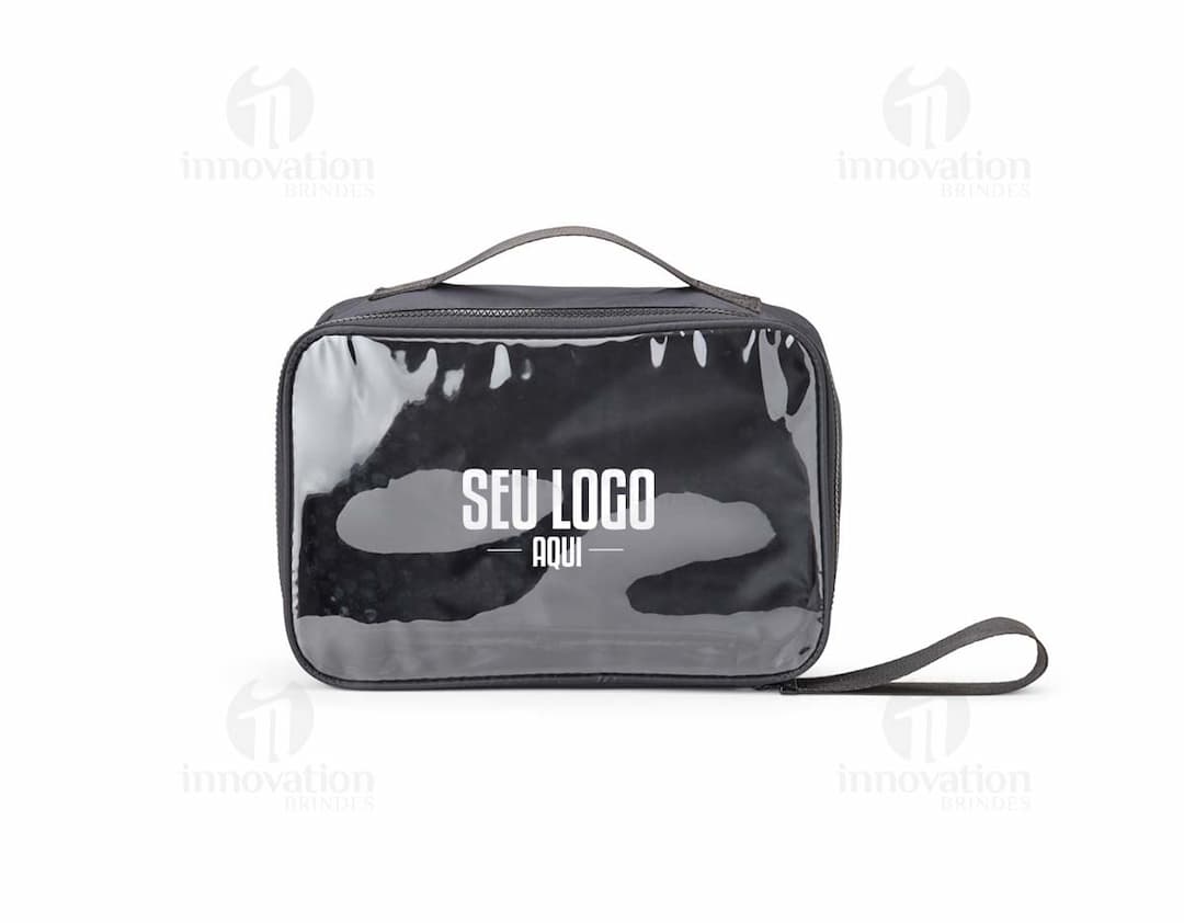 Nécessaire Nylon preta com fecho de zíper e alça de transporte.