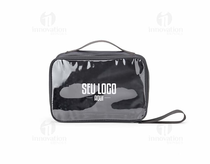 Nécessaire Nylon preta com fecho de zíper e alça de transporte.