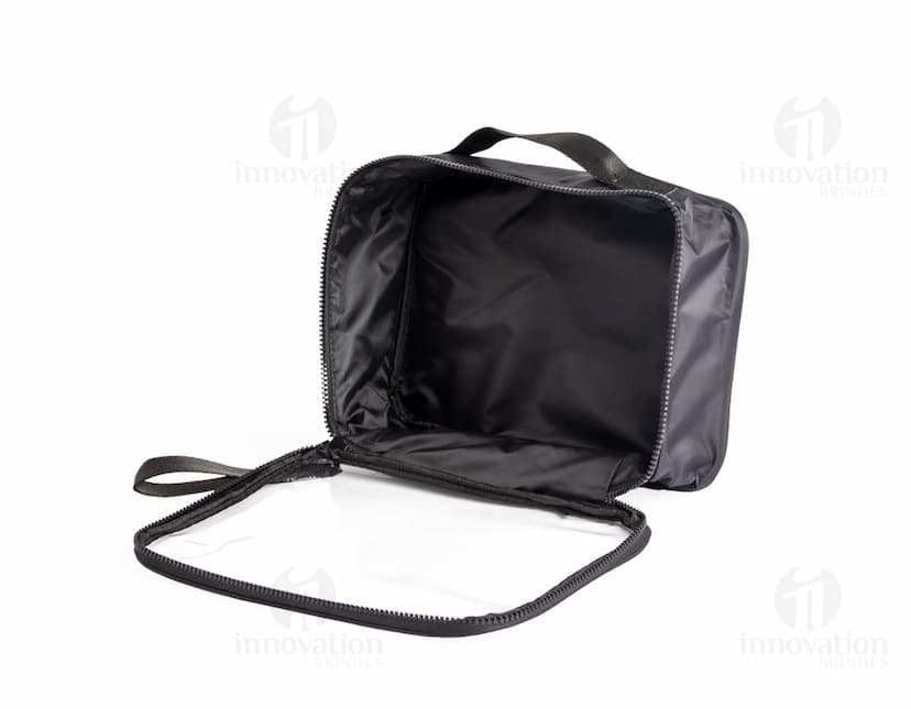 Nécessaire Nylon preta com fecho de zíper e alça de transporte.