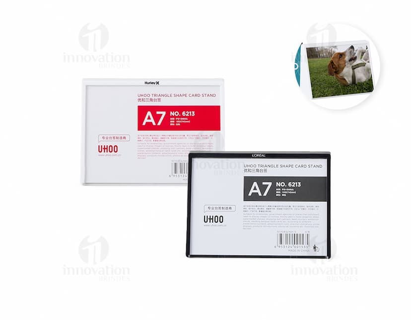 Expositor Porta Retrato A7 em formato horizontal com capacidade para fotos no tamanho A7. Cor preta com moldura simples e elegante. Ideal para decorar ambientes de forma discreta e sofisticada.