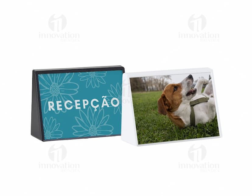 Expositor Porta Retrato A7 em formato horizontal com capacidade para fotos no tamanho A7. Cor preta com moldura simples e elegante. Ideal para decorar ambientes de forma discreta e sofisticada.