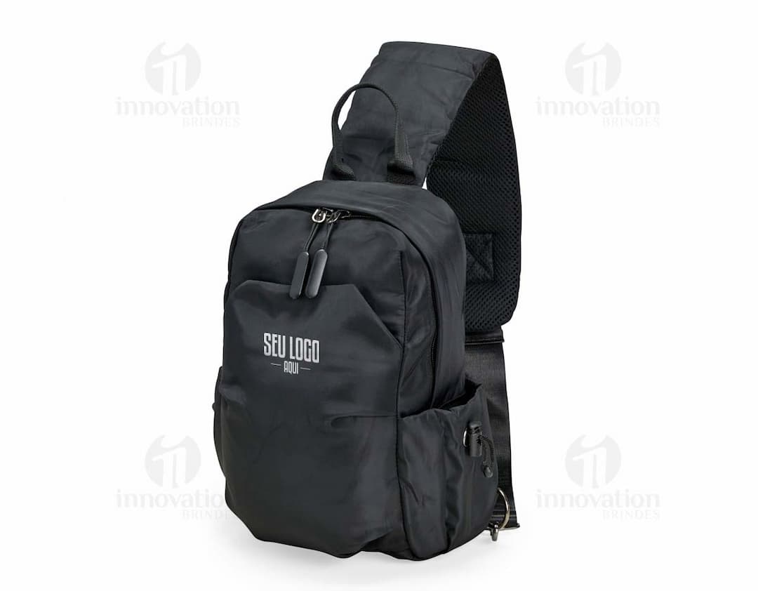 Mochila de ombro azul com capacidade de 6 litros, possui alças ajustáveis e bolso frontal com zipper.