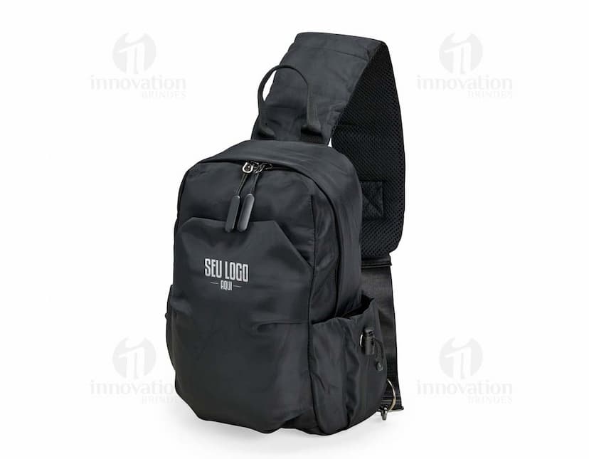 Mochila de ombro azul com capacidade de 6 litros, possui alças ajustáveis e bolso frontal com zipper.