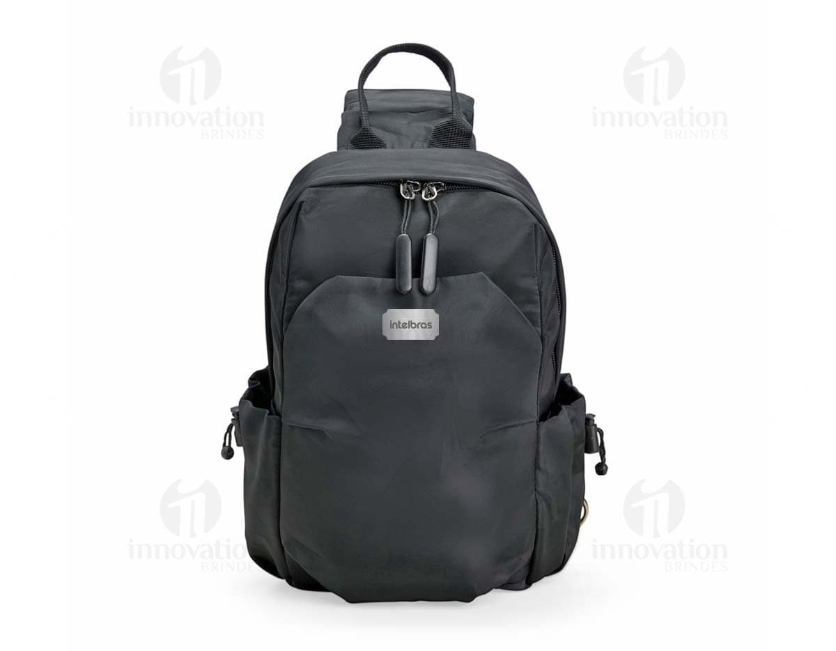 Mochila de ombro azul com capacidade de 6 litros, possui alças ajustáveis e bolso frontal com zipper.