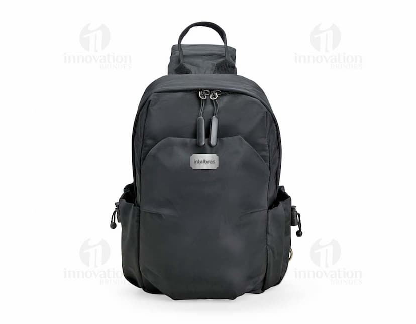 Mochila de ombro azul com capacidade de 6 litros, possui alças ajustáveis e bolso frontal com zipper.