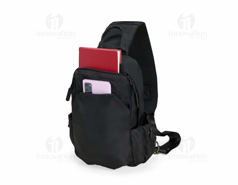 Mochila de ombro azul com capacidade de 6 litros, possui alças ajustáveis e bolso frontal com zipper.