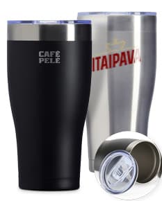 Copo térmico de 880ml em cor branca, com tampa e alça, ideal para manter a temperatura de bebidas quentes ou frias por mais tempo.