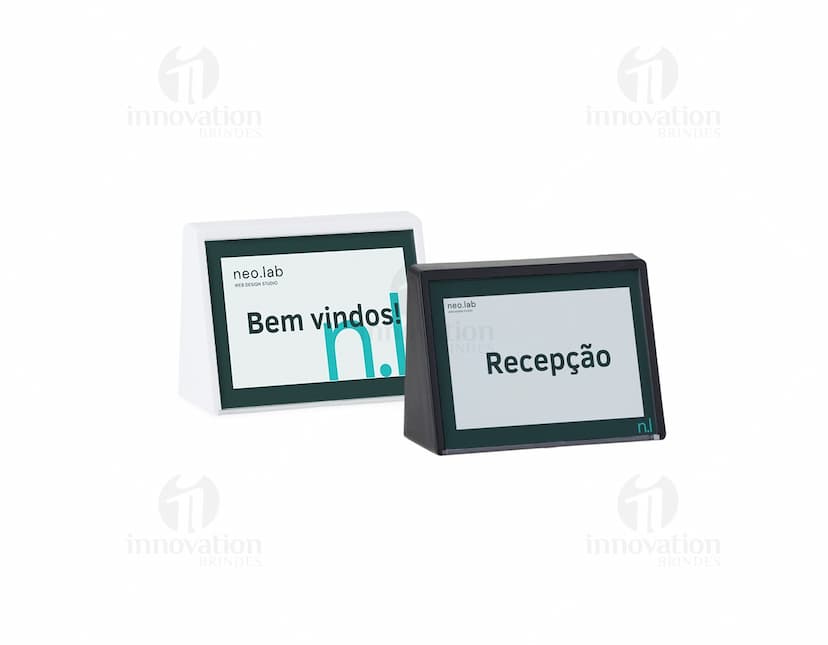 Expositor porta retrato em metal preto, com capacidade para seis fotos de tamanho 10x15cm, dispostas em formato de escada.