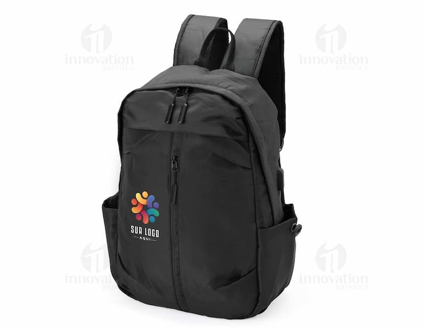 Mochila Poliéster 22 litros, com design moderno e capacidade para armazenar objetos com praticidade.
