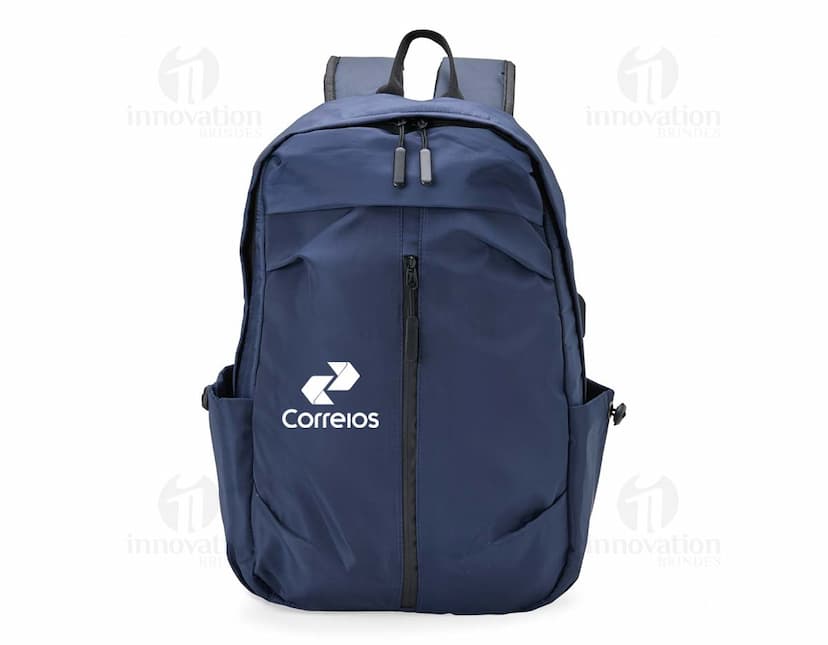 Mochila Poliéster 22 litros, com design moderno e capacidade para armazenar objetos com praticidade.