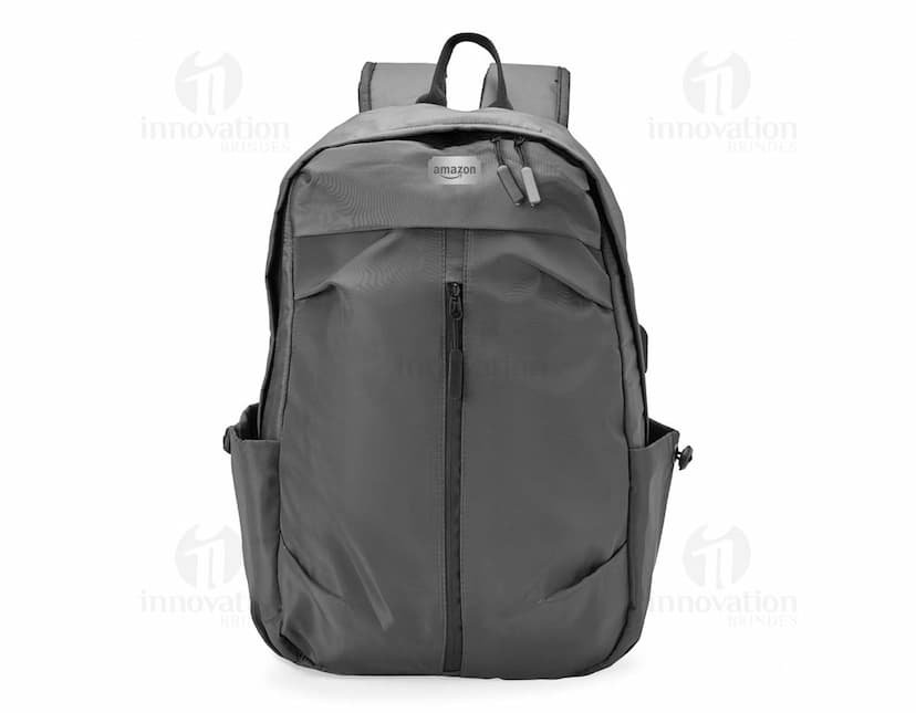Mochila Poliéster 22 litros, com design moderno e capacidade para armazenar objetos com praticidade.