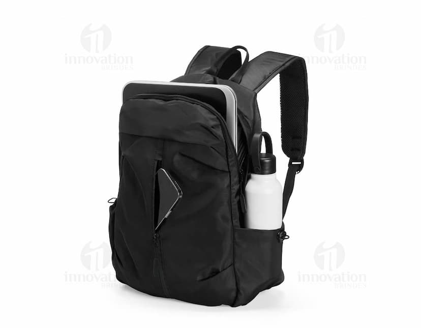 Mochila Poliéster 22 litros, com design moderno e capacidade para armazenar objetos com praticidade.