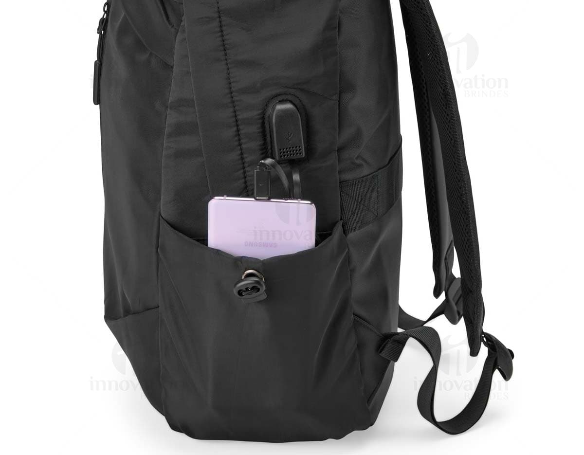 Mochila Poliéster 22 litros, com design moderno e capacidade para armazenar objetos com praticidade.