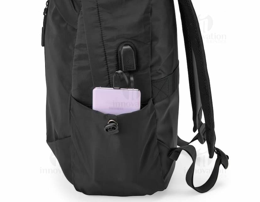 Mochila Poliéster 22 litros, com design moderno e capacidade para armazenar objetos com praticidade.