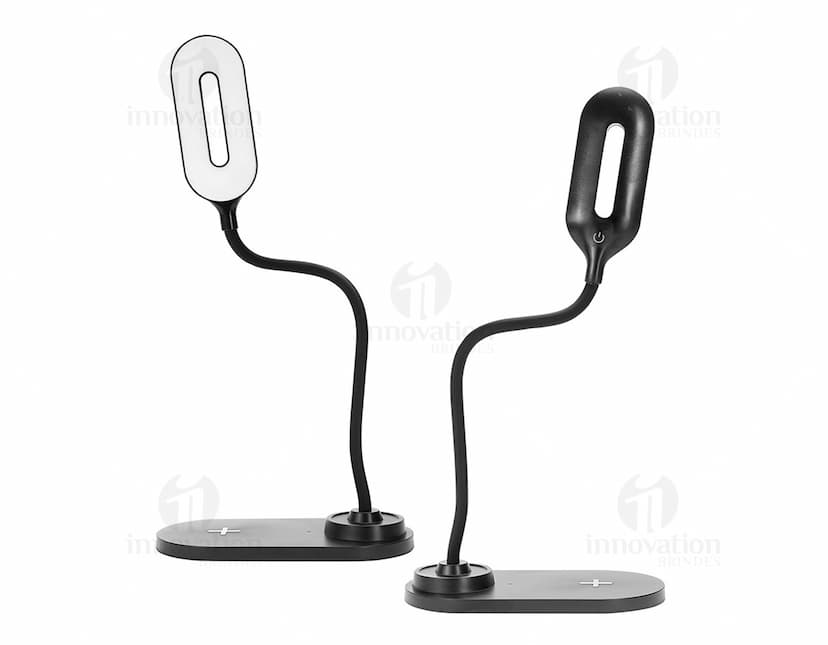 Luminária Led Carregamento via Indução em uma mesa branca, iluminando o ambiente de forma suave e eficiente.