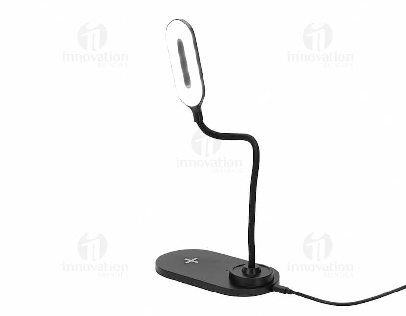Luminária Led Carregamento via Indução em uma mesa branca, iluminando o ambiente de forma suave e eficiente.