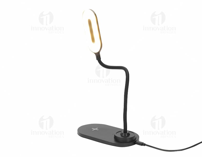 Luminária Led Carregamento via Indução em uma mesa branca, iluminando o ambiente de forma suave e eficiente.