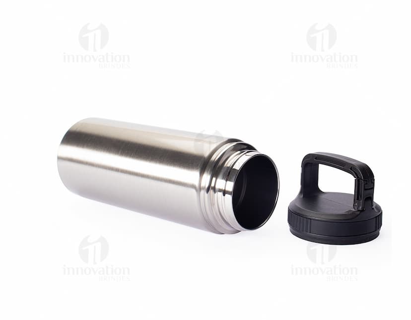 Garrafa térmica de 500ml de cor prata com tampa de rosca e design moderno.