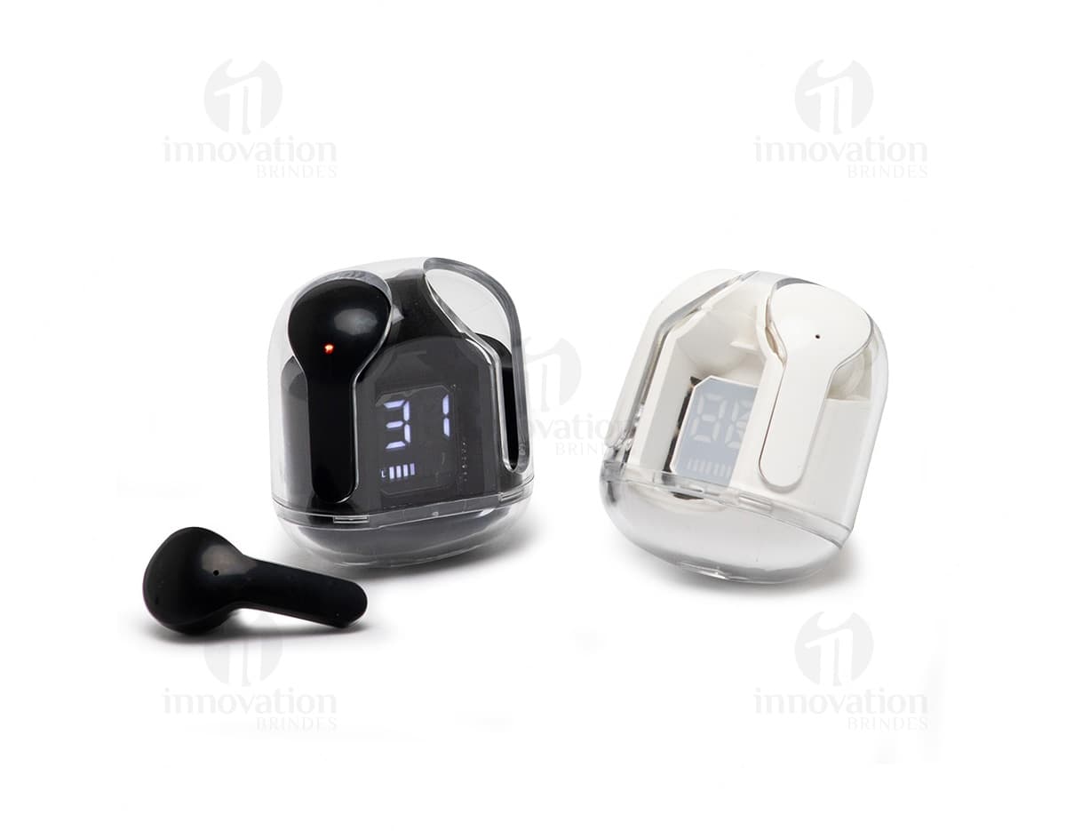 Fone de ouvido Bluetooth com case preto e elegante em fundo branco.