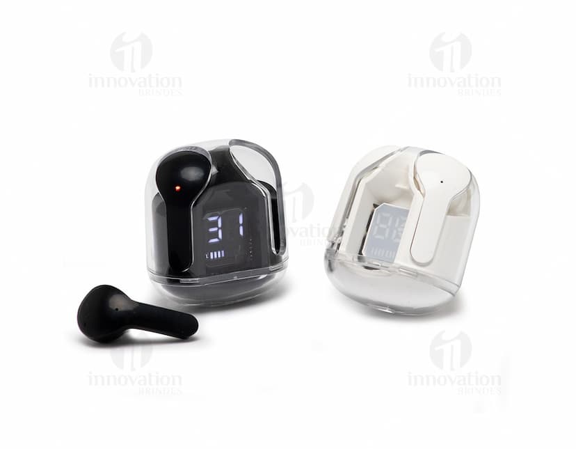 Fone de ouvido Bluetooth com case preto e elegante em fundo branco.