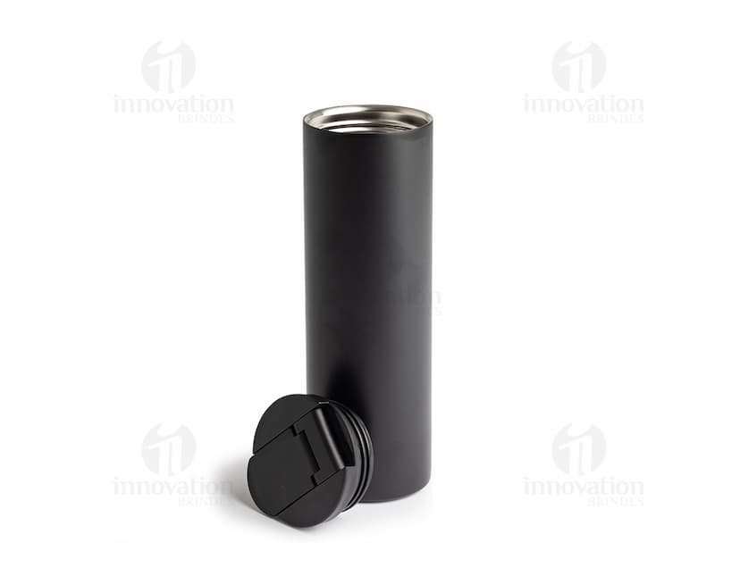 Copo Térmico 500ml na cor preta com tampa de rosca, ideal para manter a temperatura de bebidas quentes ou frias por mais tempo.