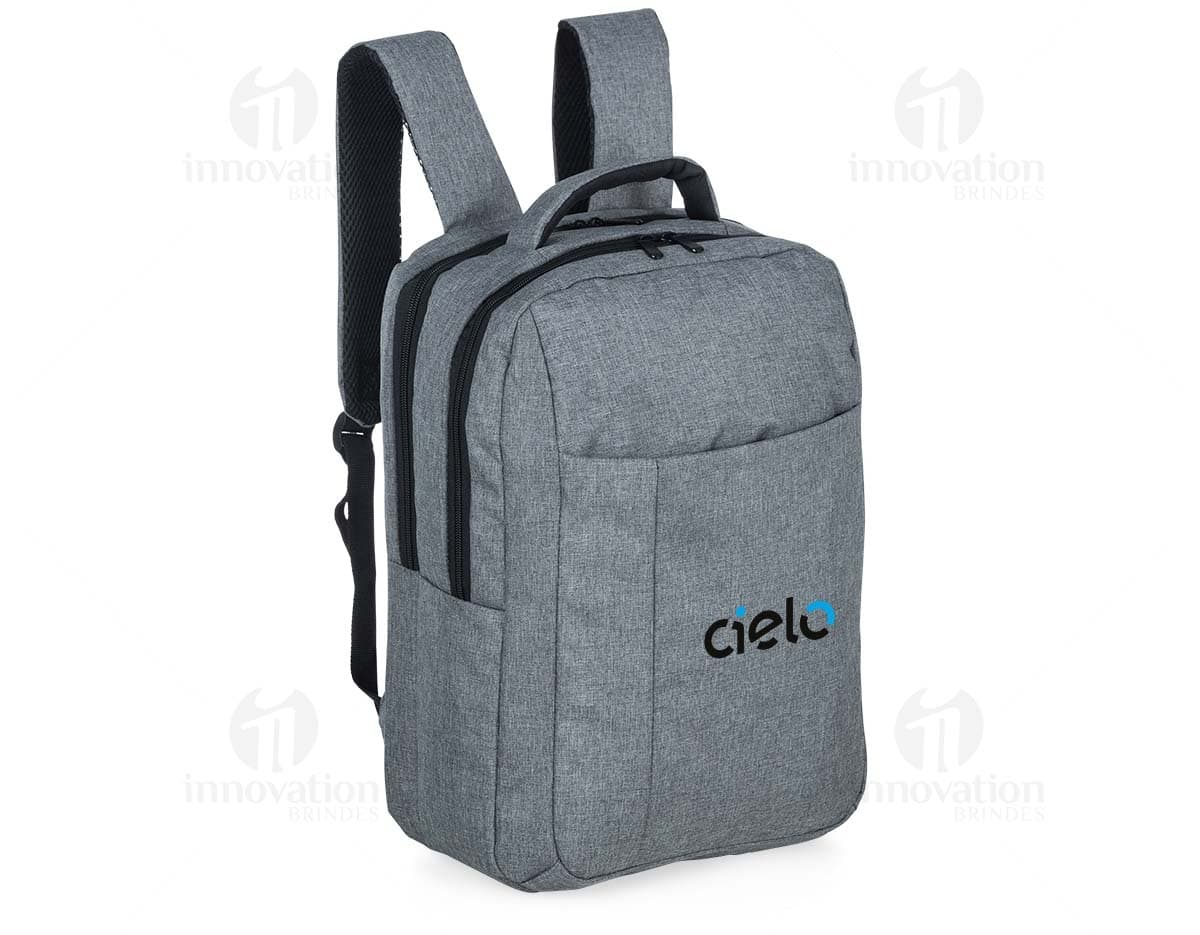 Mochila Nylon preta com vários compartimentos e alças acolchoadas.