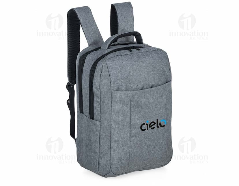 Mochila Nylon preta com vários compartimentos e alças acolchoadas.