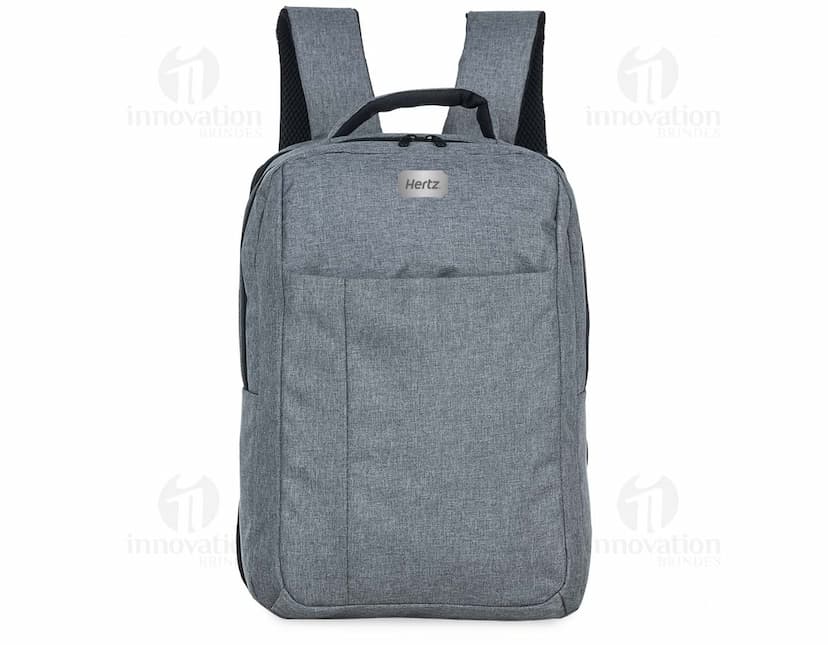 Mochila Nylon preta com vários compartimentos e alças acolchoadas.