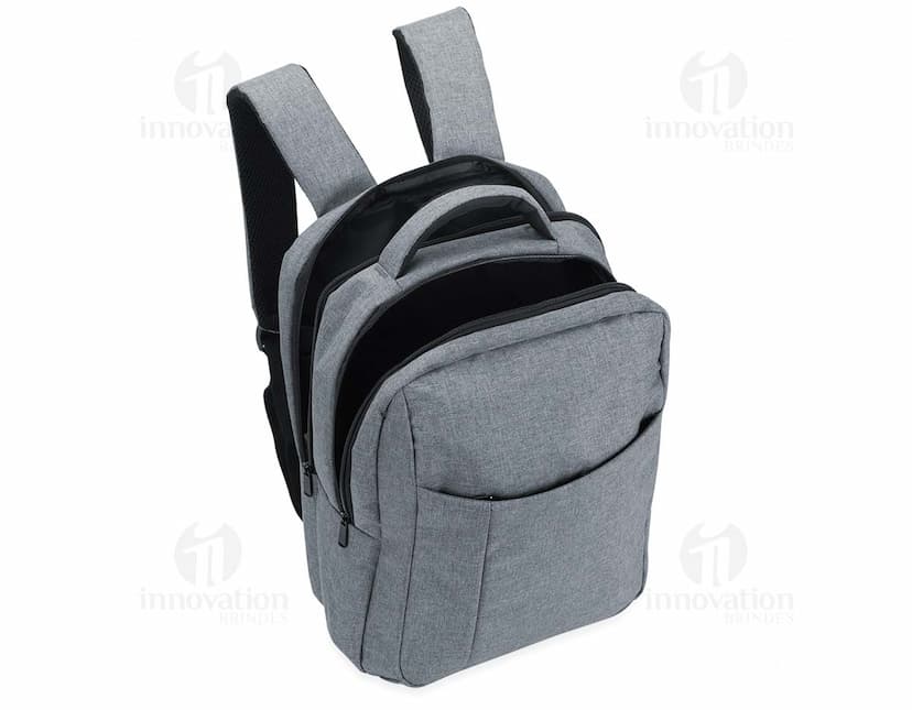 Mochila Nylon preta com vários compartimentos e alças acolchoadas.