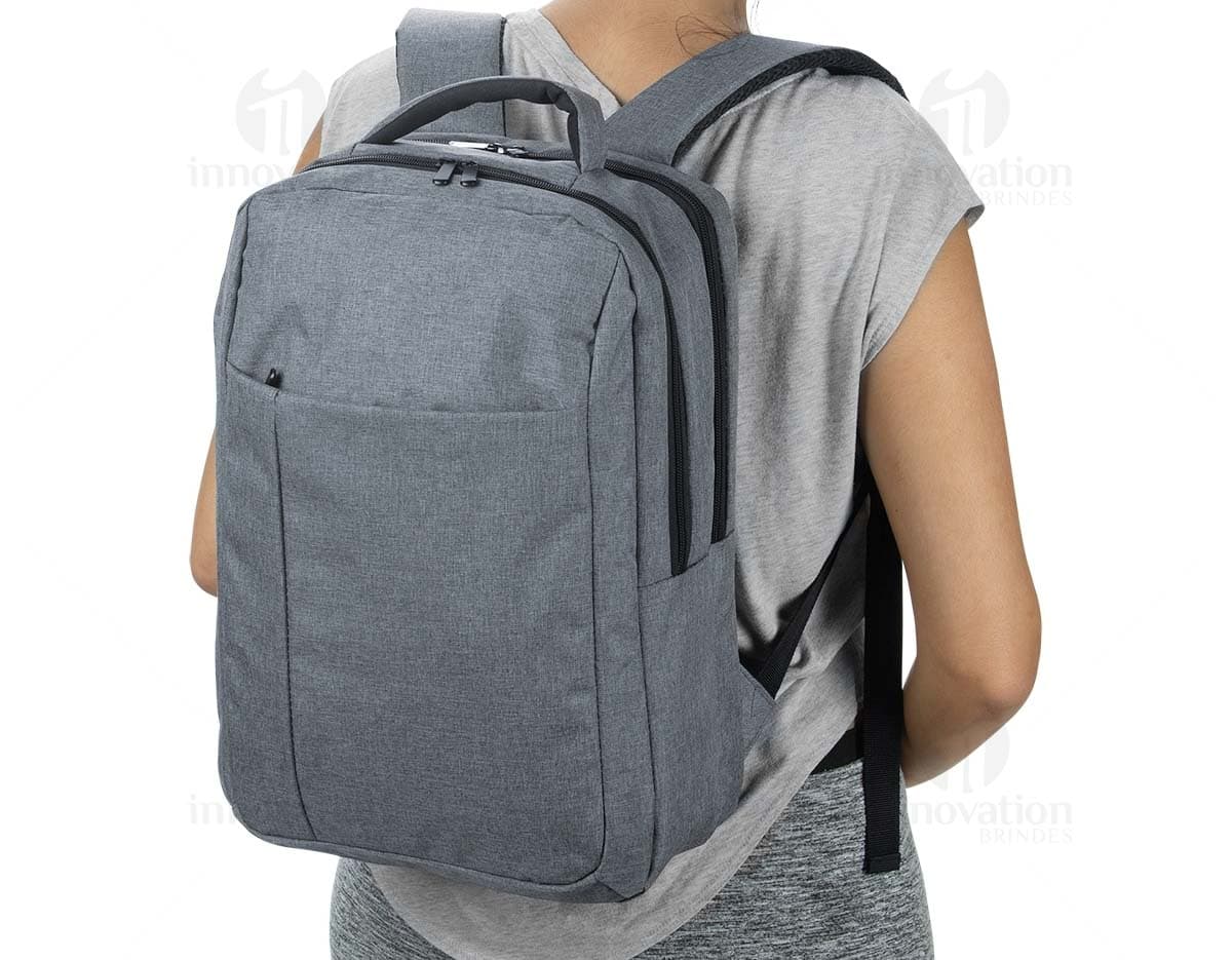 Mochila Nylon preta com vários compartimentos e alças acolchoadas.