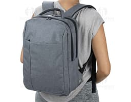 Mochila Nylon preta com vários compartimentos e alças acolchoadas.
