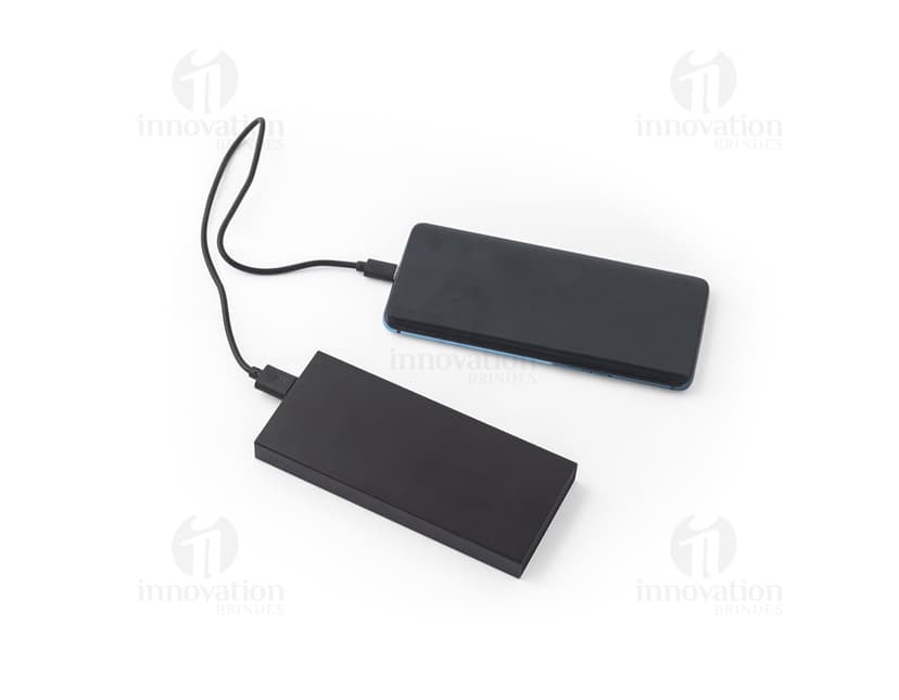 Bateria portátil de alumínio, com design moderno e compacto. Perfeita para o uso de dispositivos eletrônicos em qualquer lugar, oferecendo praticidade e mobilidade.