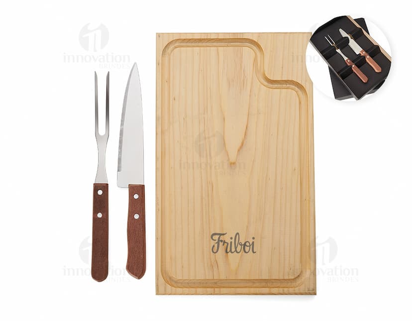 Kit churrasco 3 peças em aço inoxidável, incluindo garfo, espátula e faca de cozinha. Ideal para uso em churrasqueiras, construindo utensílios, com cabo em madeira.