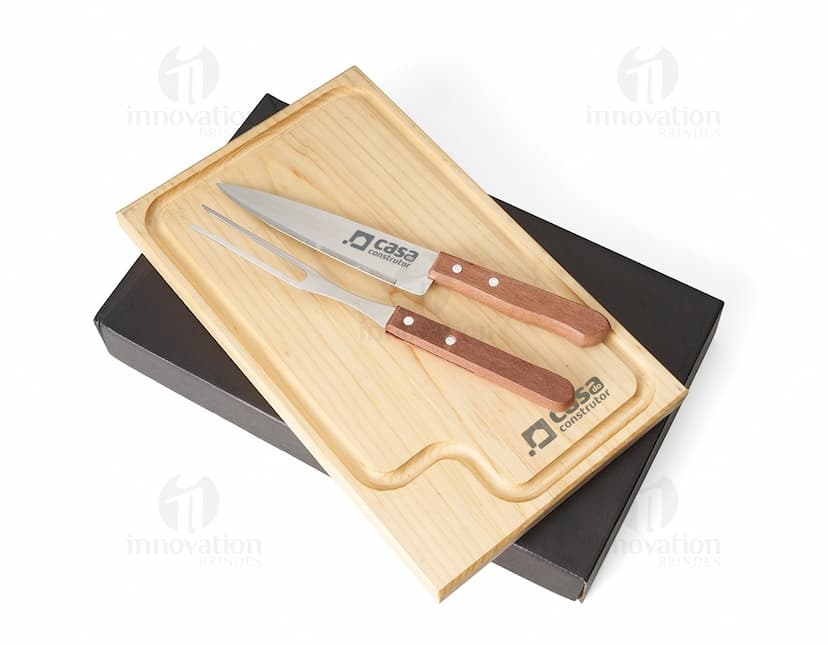 Kit churrasco 3 peças em aço inoxidável, incluindo garfo, espátula e faca de cozinha. Ideal para uso em churrasqueiras, construindo utensílios, com cabo em madeira.