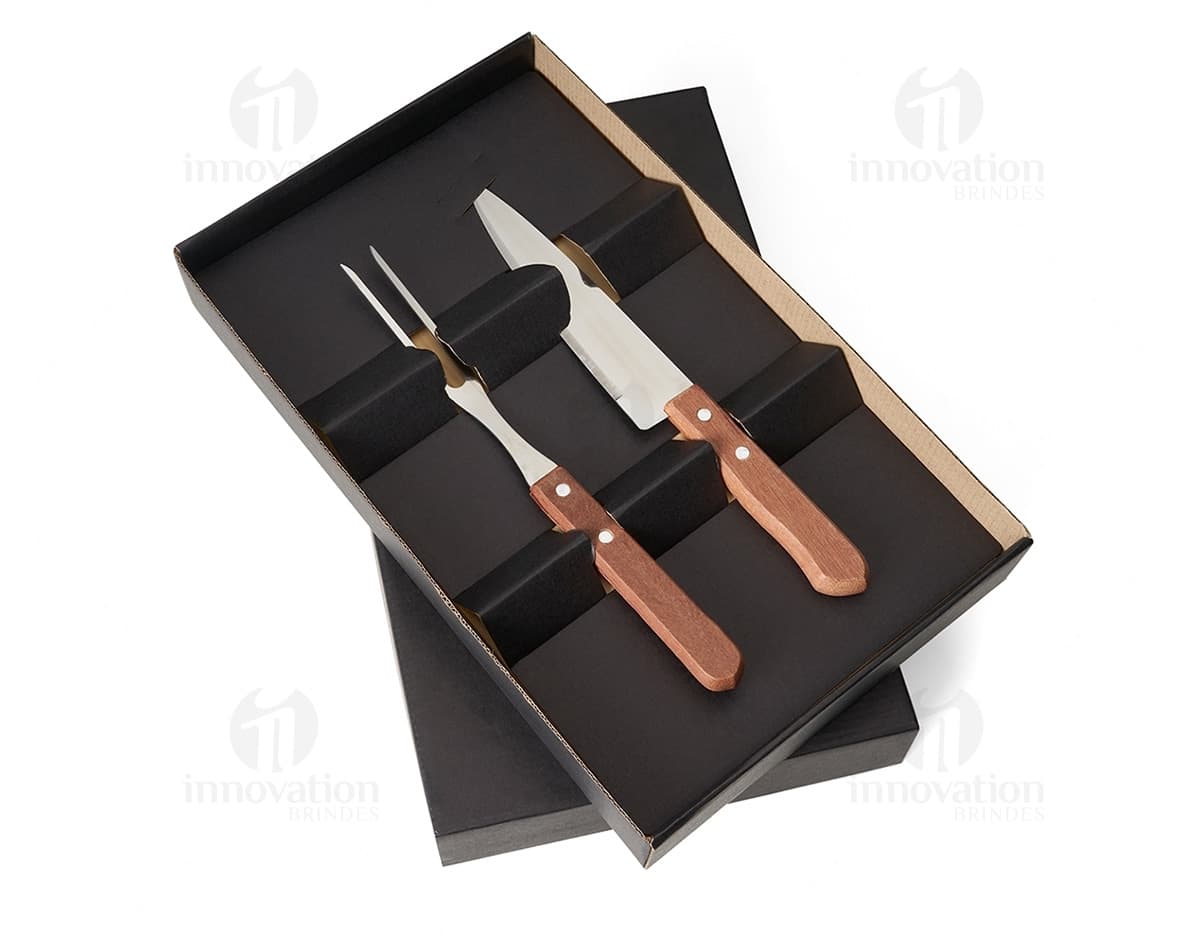 Kit churrasco 3 peças em aço inoxidável, incluindo garfo, espátula e faca de cozinha. Ideal para uso em churrasqueiras, construindo utensílios, com cabo em madeira.