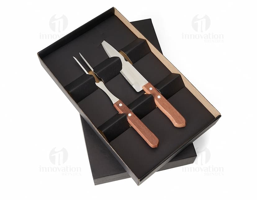 Kit churrasco 3 peças em aço inoxidável, incluindo garfo, espátula e faca de cozinha. Ideal para uso em churrasqueiras, construindo utensílios, com cabo em madeira.