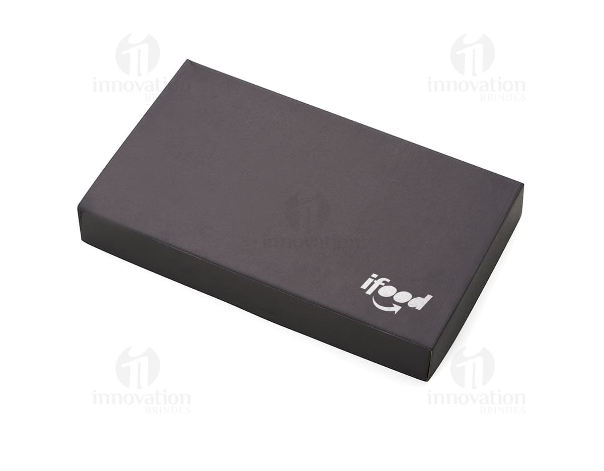 Kit churrasco 3 peças em aço inoxidável, incluindo garfo, espátula e faca de cozinha. Ideal para uso em churrasqueiras, construindo utensílios, com cabo em madeira.