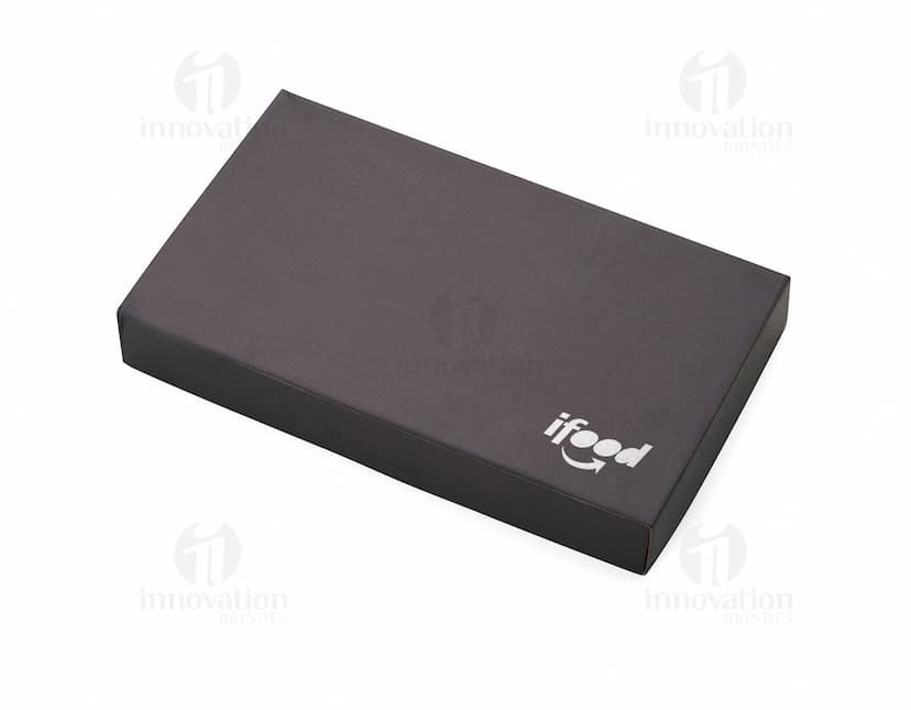 Kit churrasco 3 peças em aço inoxidável, incluindo garfo, espátula e faca de cozinha. Ideal para uso em churrasqueiras, construindo utensílios, com cabo em madeira.