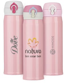 Garrafa térmica de 400ml em inox, com design moderno e colorido. A garrafa é feita de metal, possui superfície brilhante e é de cor roxa e rosa. O objeto é ideal para manter a temperatura de bebidas, sendo um item de higiene e cuidado com a saúde. A embalagem é metálica e tem formato de curva, com um adesivo colorido e textura de ondas. Ideal para presentes e decoração de festas e comemorações.