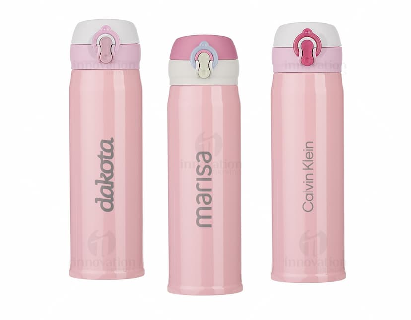 Garrafa térmica de 400ml em inox, com design moderno e colorido. A garrafa é feita de metal, possui superfície brilhante e é de cor roxa e rosa. O objeto é ideal para manter a temperatura de bebidas, sendo um item de higiene e cuidado com a saúde. A embalagem é metálica e tem formato de curva, com um adesivo colorido e textura de ondas. Ideal para presentes e decoração de festas e comemorações.