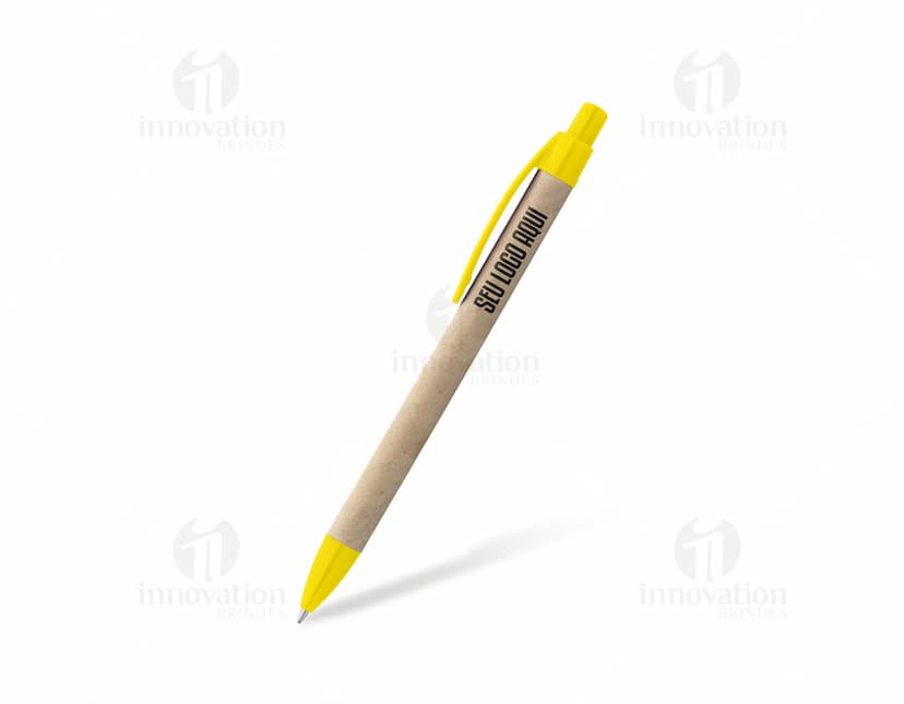 Esferográfica em papel kraft, em destaque na imagem, rodeada por lápis, giz de cera e outros materiais de escrita. Design colorido e educacional, perfeito para uso no escritório, escola ou negócios. Objeto 3D em forma de caneta, simbolizando criatividade e escrita.