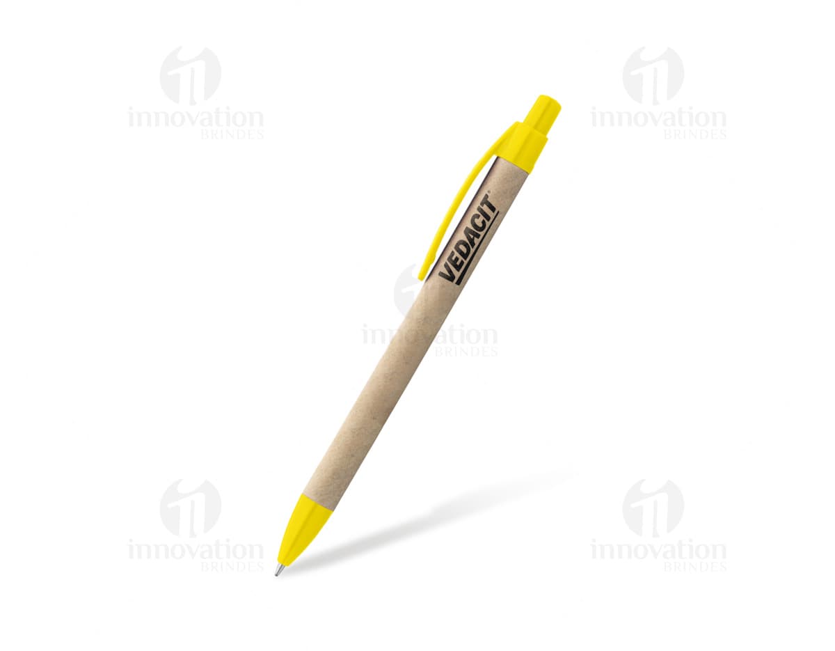 Esferográfica em papel kraft, em destaque na imagem, rodeada por lápis, giz de cera e outros materiais de escrita. Design colorido e educacional, perfeito para uso no escritório, escola ou negócios. Objeto 3D em forma de caneta, simbolizando criatividade e escrita.