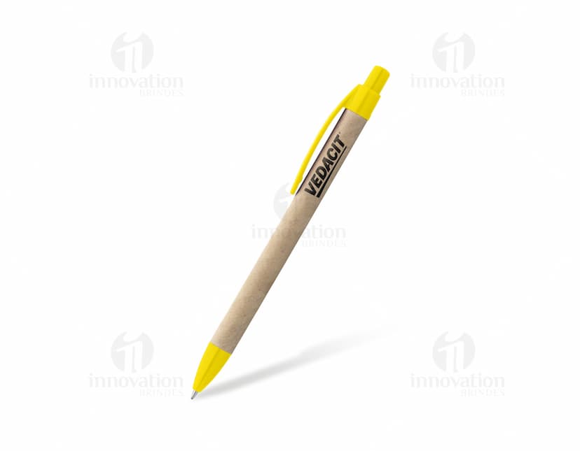 Esferográfica em papel kraft, em destaque na imagem, rodeada por lápis, giz de cera e outros materiais de escrita. Design colorido e educacional, perfeito para uso no escritório, escola ou negócios. Objeto 3D em forma de caneta, simbolizando criatividade e escrita.