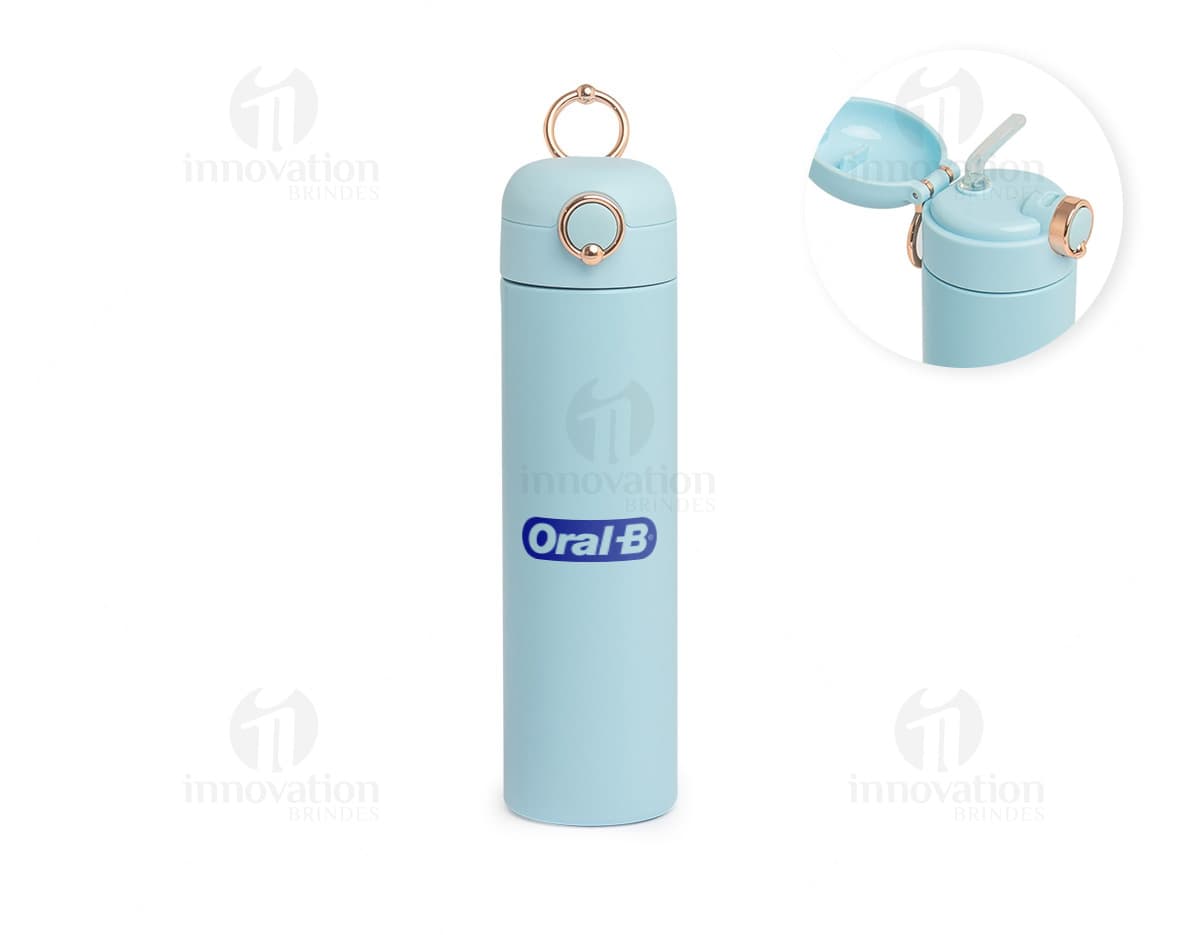 Garrafa Térmica 500ml em design moderno e clean. Feita de plástico transparente, com tampa preta e metalizada. Ícone de cuidado e saúde, ideal para manter a bebida quente ou fria.