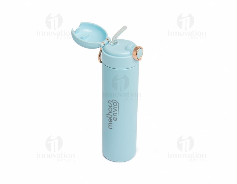 Garrafa Térmica 500ml em design moderno e clean. Feita de plástico transparente, com tampa preta e metalizada. Ícone de cuidado e saúde, ideal para manter a bebida quente ou fria.