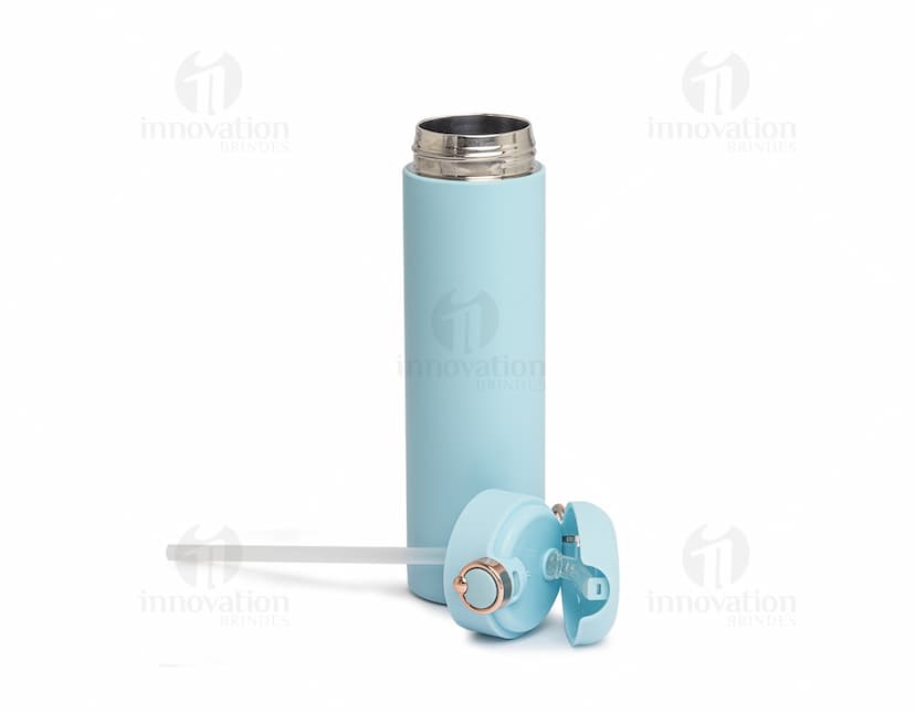 Garrafa Térmica 500ml em design moderno e clean. Feita de plástico transparente, com tampa preta e metalizada. Ícone de cuidado e saúde, ideal para manter a bebida quente ou fria.