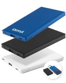 Bateria portátil de cor preta, design moderno e compacto. Feita de plástico, ideal para armazenar dados e informações em dispositivos eletrônicos como notebooks e computadores. Oferece mobilidade e praticidade para uso no escritório, em casa ou em viagens.