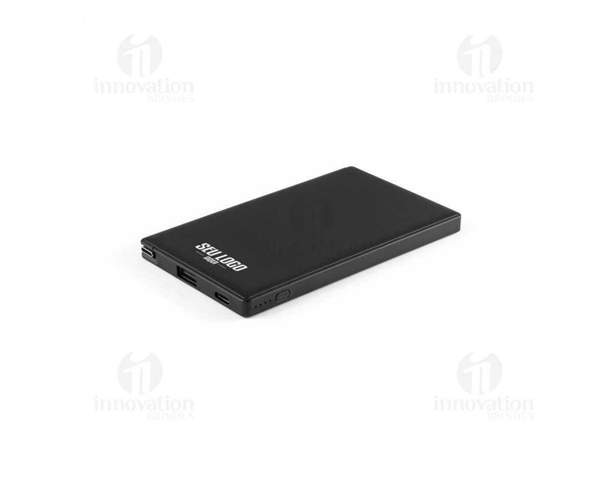 Bateria portátil de cor preta, design moderno e compacto. Feita de plástico, ideal para armazenar dados e informações em dispositivos eletrônicos como notebooks e computadores. Oferece mobilidade e praticidade para uso no escritório, em casa ou em viagens.
