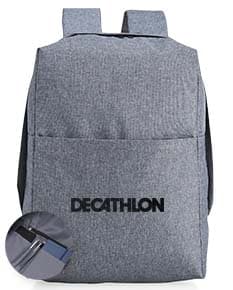 Mochila de poliéster preta com design vintage, possui bloqueador RFID para proteção de seus pertences pessoais. Ideal para viagens de negócios ou compras, seu estilo elegante e moderno combina com qualquer roupa casual ou de escritório. Feita de couro e tecido de alta qualidade, essa mochila possui diversos compartimentos e bolsos para armazenamento de objetos pessoais e acessórios. Alça resistente e fecho com zíper para maior segurança. Perfeita para quem busca praticidade, estilo e segurança em um único produto.
